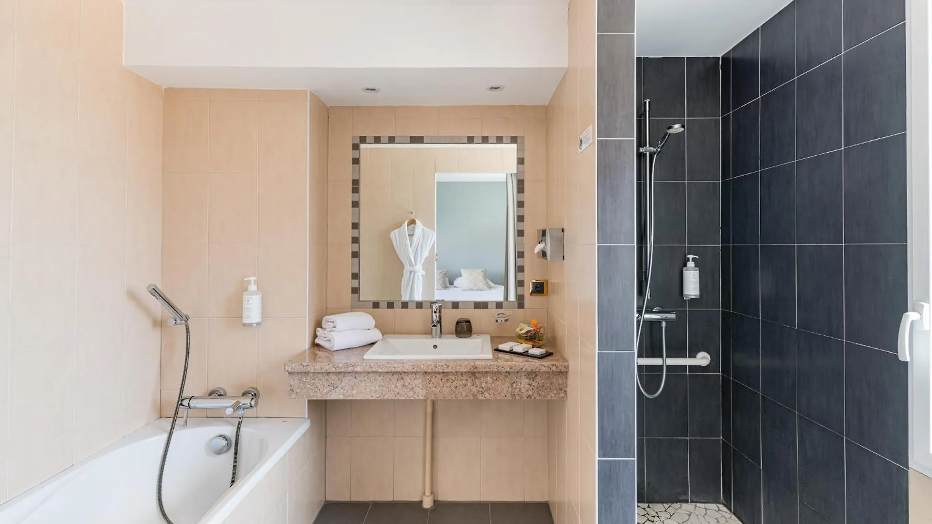 *** Hotel Le Place Neuve Brullioles Frankrijk